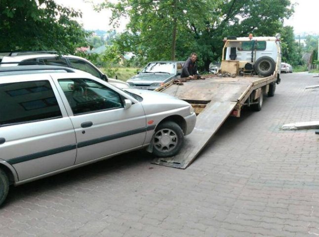 Зранку в Ужгороді евакуатор забрав автівку, яка заблокувала виїзд іншим водіям із двору