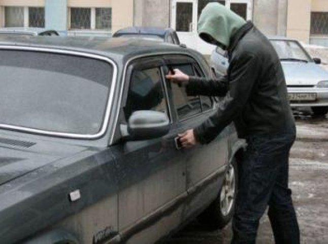 У Мукачеві серед білого дня у чоловіка з машини вкрали 4 тисячі доларів