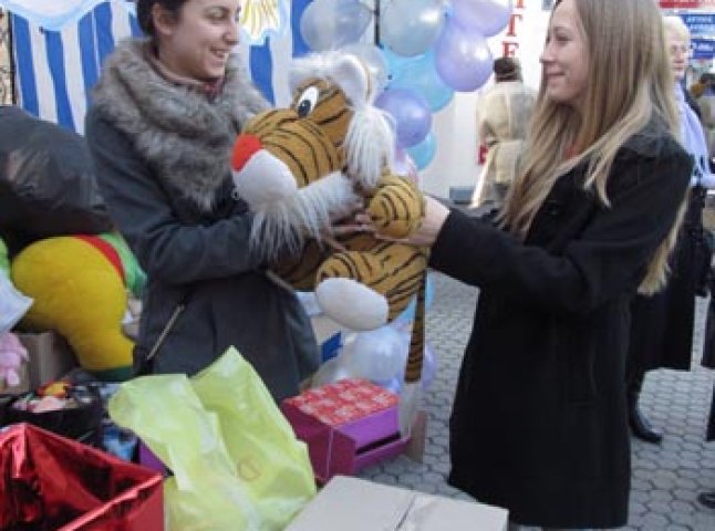 Біля входу до Мукачівської художньої школи відбудеться благодійна акція "Поділися улюбленою іграшкою"