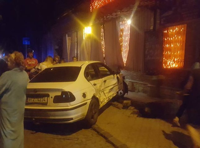 В Ужгороді водій протаранив п’ять автівок, в’їхав у терасу кафе і втік з місця ДТП