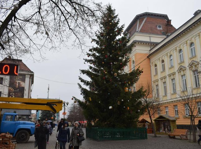 Берегово прикрашають до новорічно-різдвяних свят, а на головну ялинку міста вже чіпляють іграшки