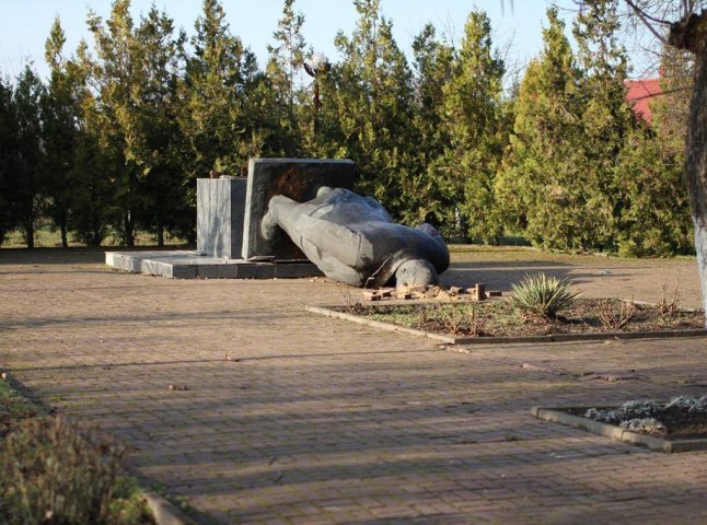 "Ленінопад" у Закарпатті: у Чопі більше немає пам’ятника Леніну (ФОТО)