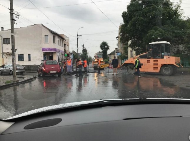 В Ужгороді знову асфальтували дорогу в дощ