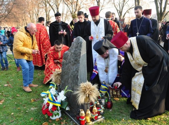 В Ужгороді вшанували памʼять жертв голодоморів в Україні