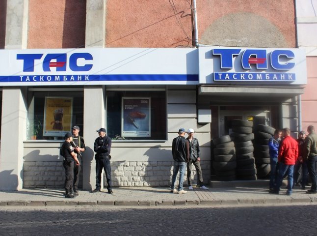 У центрі Мукачева люди вийшли на пікет: принесли шини і вимагають повернути вкрадені гроші