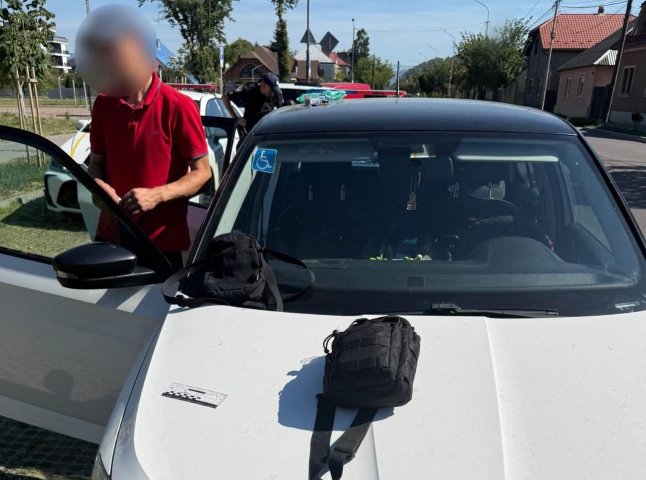 Зупинили за одне, а відповідатиме за інше: патрульні Мукачева викрили водія із «сюрпризом»