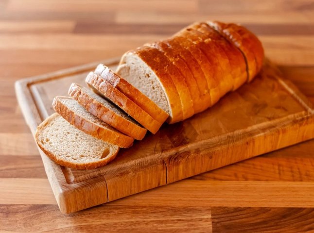 Чому радять купувати звичайний хліб, а не нарізаний