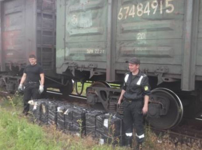 Серед 67 вагонів з рудою, чопські прикордонники виявили в одному контрабандні сигарети