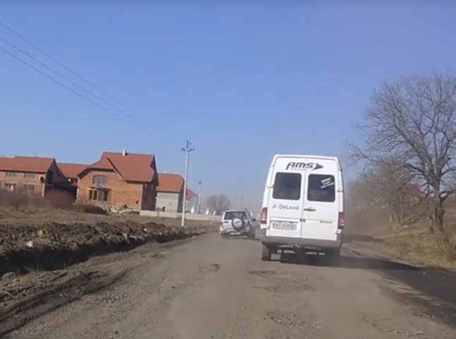 Яма на ямі: користувачі соцмереж зафіксували на відео жахливий стан дороги "Мукачево-Виноградів"