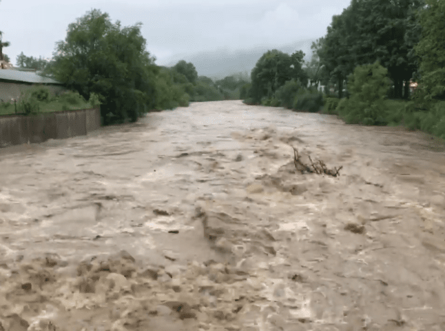 На Рахівщині суттєво піднявся рівень води в річці: відео