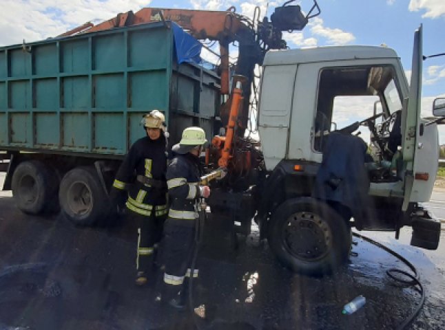 У Мукачеві біля "Епіцентру" загорілась вантажівка