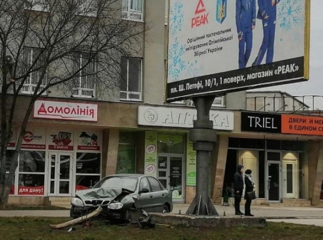 В Ужгороді поліцейське авто врізалось у легковик