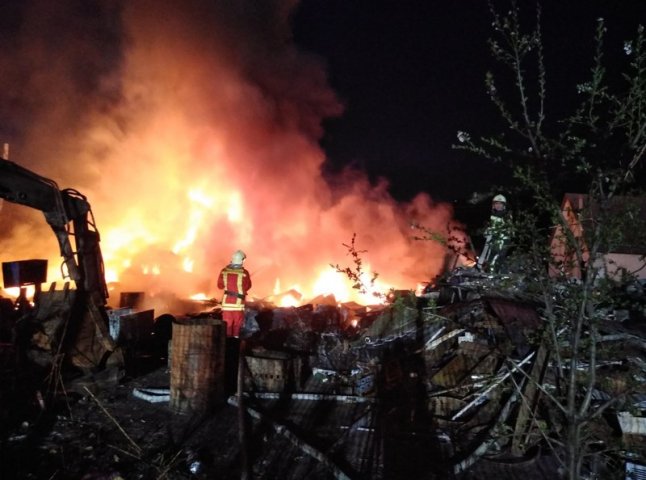 Рятувальники оприлюднили фото нічної пожежі у Хусті