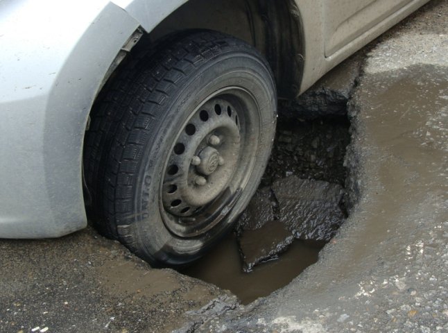 Як отримати компенсацію за пошкоджене на ямах авто