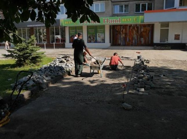 На вулиці Толстого в Ужгороді оновлюють тротуар