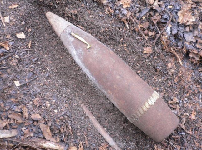 На полі ужгородські рятувальники виявили артилерійський снаряд