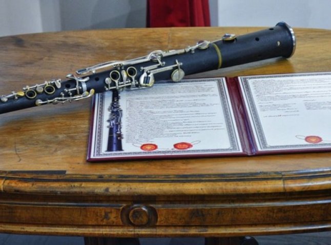 Унікальний музичний експонат передали Закарпатському краєзнавчому музею