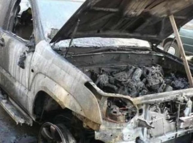 Жінка-водій не впоралася з керуванням і врізалась на своєму джипі в огорожу, автомобіль згорів майже повністю