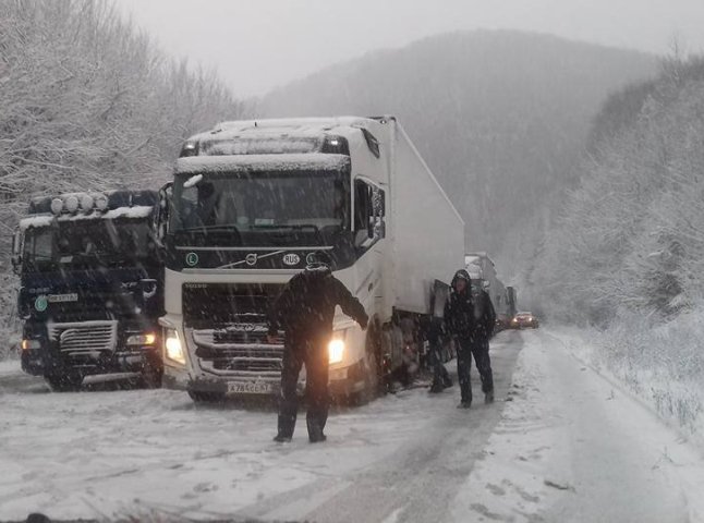 На Закарпатті через сильні снігопади знеструмлені 26 населених пунктів, а на дорогах величезні затори