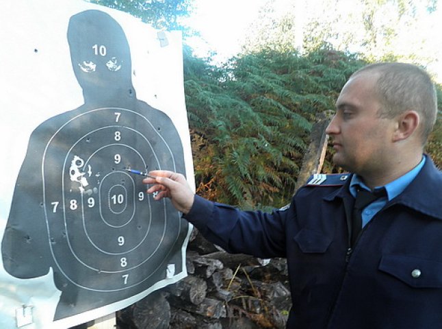 Іршавські правоохоронці продемонстрували навики з володіння зброєю (ФОТО)