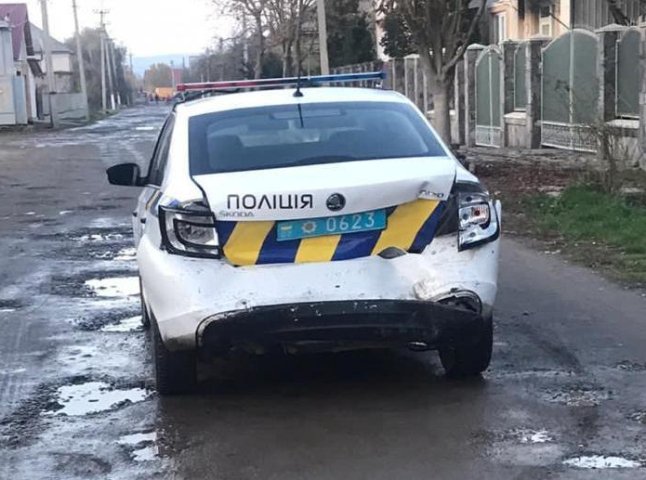 У селі на Мукачівщині чоловік наїхав на поліцейського, у правоохоронця перелом ноги: фото з місця події