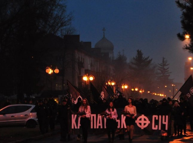 В Ужгороді люди у балаклавах марширували в пам’ять Героїв Карпатської України