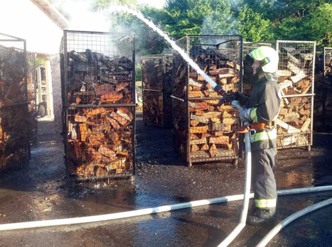 На території деревообробного підприємства трапилась пожежа