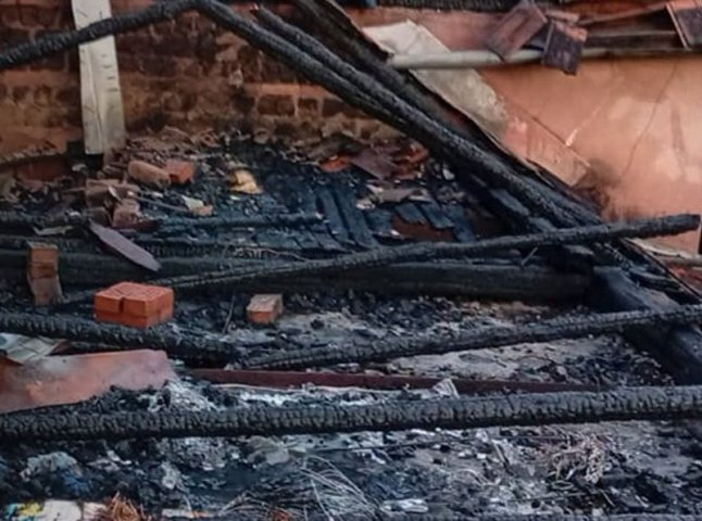 Сусідка помітила пожежу і негайно викликала рятувальників: у селі на Мукачівщині загорілась прибудова