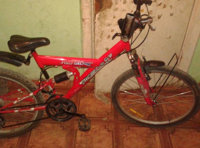 Біля одного із супермаркетів Мукачева у дівчини вкрали велосипед