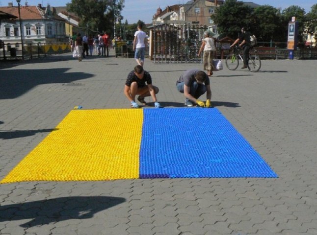 У центрі Ужгорода з кришок утворили прапор України
