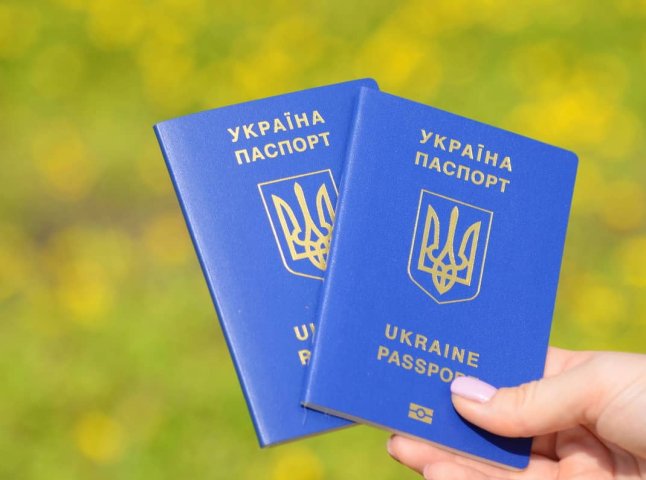 Дві неприємні зміни, одна — хороша: з 1 липня для українців, які виїхали за кордон, готують нововведення
