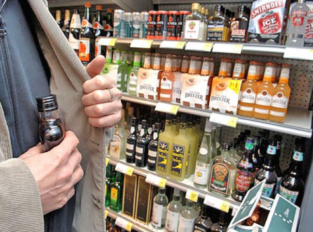 В Ужгороді чоловік вкрав з магазину алкоголь на майже 1800 гривень