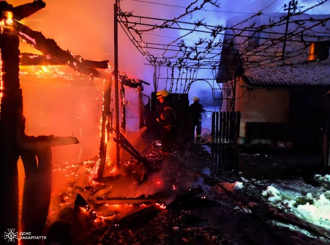 У селі на Хустщині вночі гасили пожежу