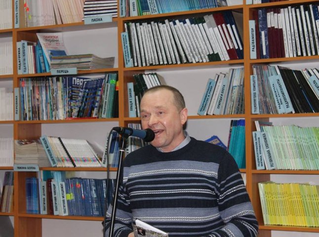 Ужгородські книголюби зібрались на вечір пародистів у підгузниках (ФОТО)