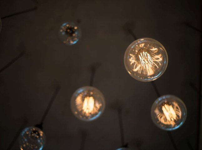 У четвер світло вимикатимуть на кілька годин: графік відключень на 22 січня