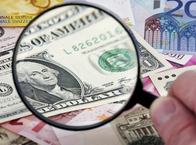 Курс валют розвертається: євро вже обвалилось, долар трохи менше