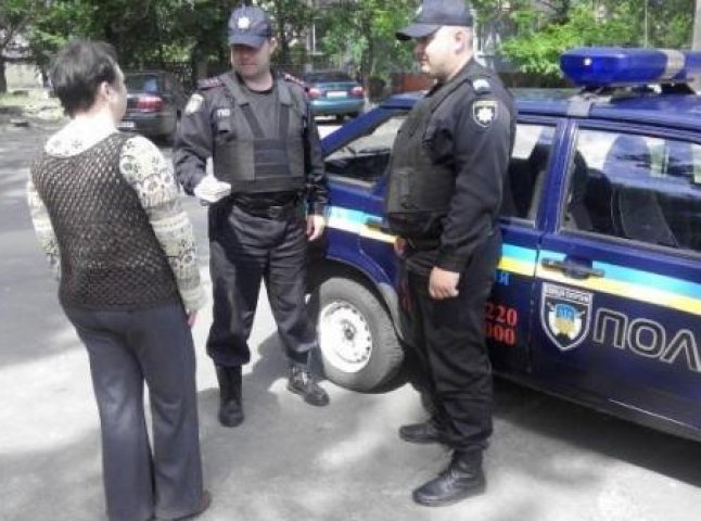 Поліцейські охорони повернули ужгородці гаманець, який вона втратила у Мукачеві