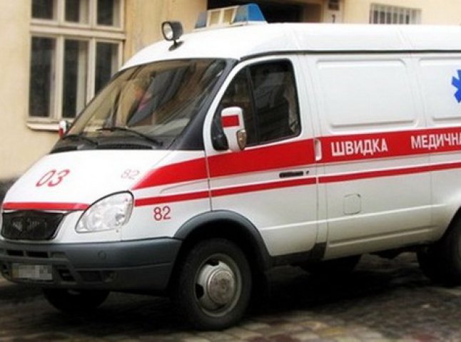 До військового госпіталю Мукачева доставили жінку, на яку наїхав джип