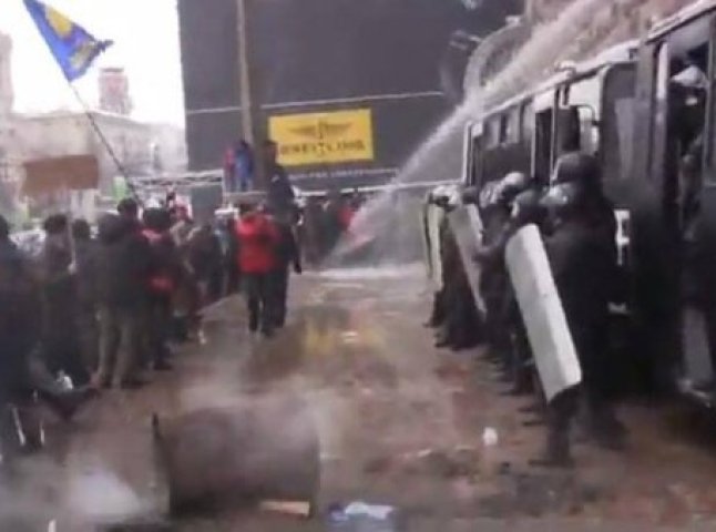 Мітингувальники за допомогою крижаної води відбили першу атаку "Беркуту" на КМДА