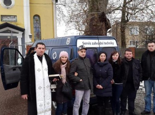 Медрота 128-ої бригади отримала від священика сучасний мікроавтобус (ФОТО)