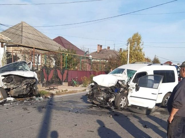 У селі Страбичово лоб у лоб зіткнулись 2 авто. Опубліковано відео