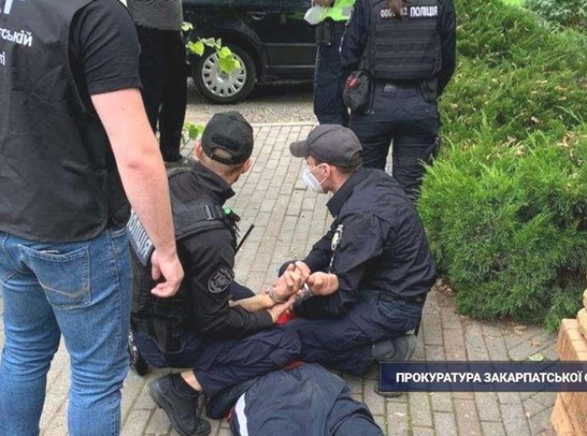 Чоловіку, який вчора напав на пенсіонера в Ужгороді, погодили підозру