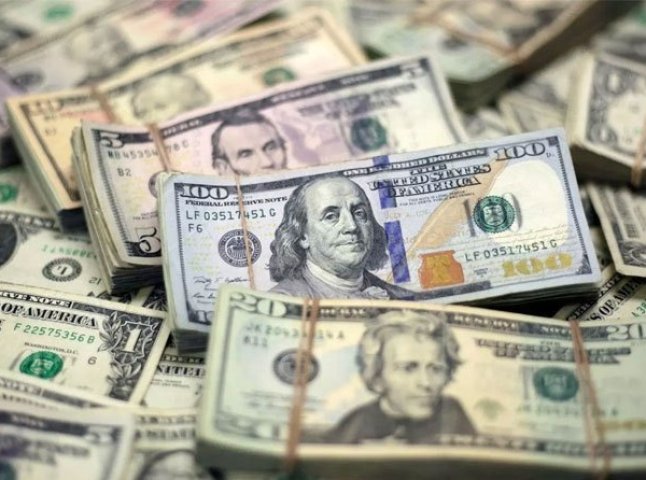 Долар продовжує дешевшати: прогнози експертів