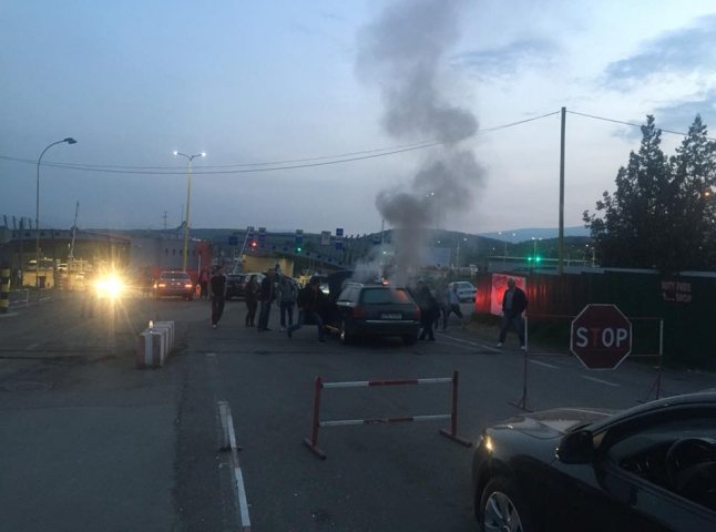 На КПП "Ужгород" загорівся автомобіль