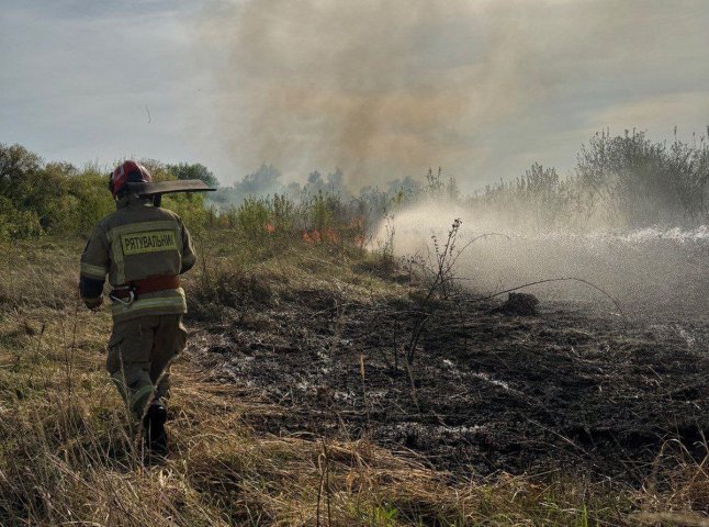 Впродовж доби закарпатські рятувальники 6 разів виїжджали на гасіння пожеж в екосистемах