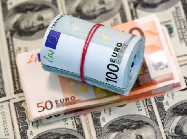 Долар та євро знову лізуть угору