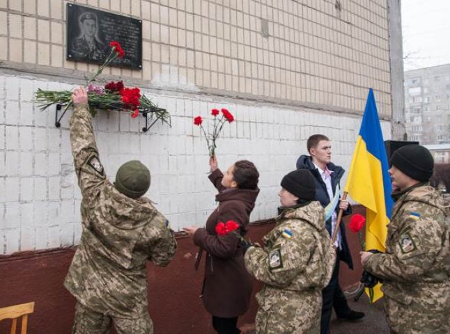 Загиблим у зоні АТО берегівчанам встановлять на фасаді шкіл, де вони вчились, пам’ятні дошки