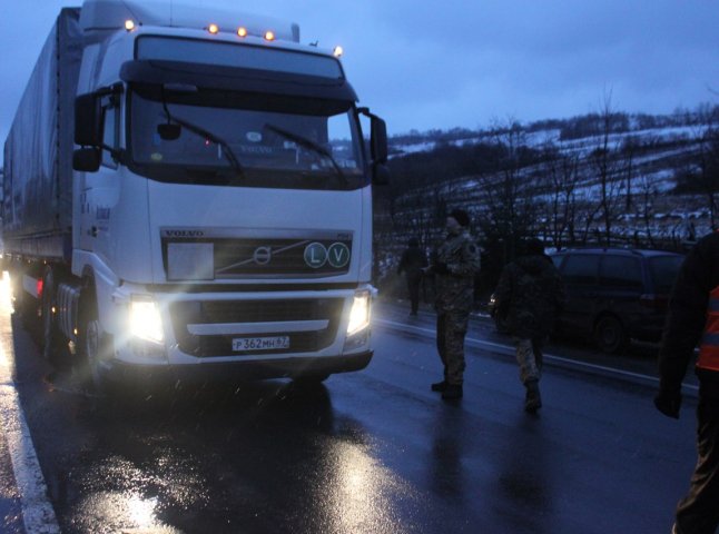 Біля посту у Нижніх Воротах, де проходить блокада російських вантажівок, з’явились «рішали»