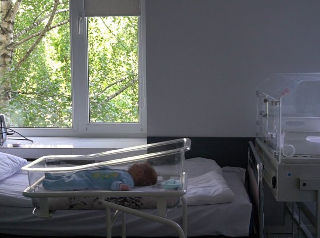 Немовля, яке покинули в пологовому у Мукачеві, всиновить родина