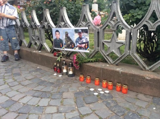 У центрі Мукачева вшанували полеглих у зоні АТО українських воїнів